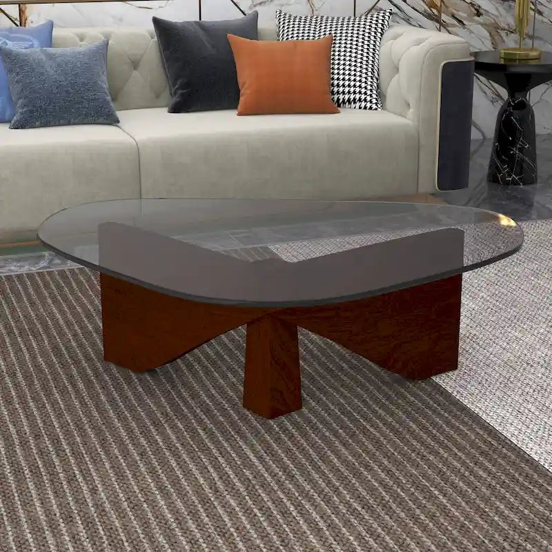 Table basse triangulaire d'appoint milieu de siècle moderne avec plateau en verre et base en bois pour salon