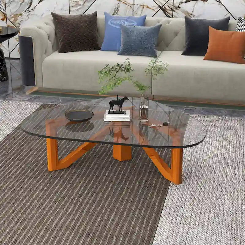 Table basse triangulaire d'appoint milieu de siècle moderne avec plateau en verre et base en bois pour salon