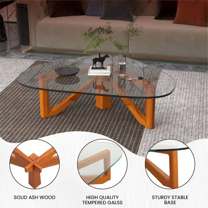 Table basse triangulaire d'appoint milieu de siècle moderne avec plateau en verre et base en bois pour salon
