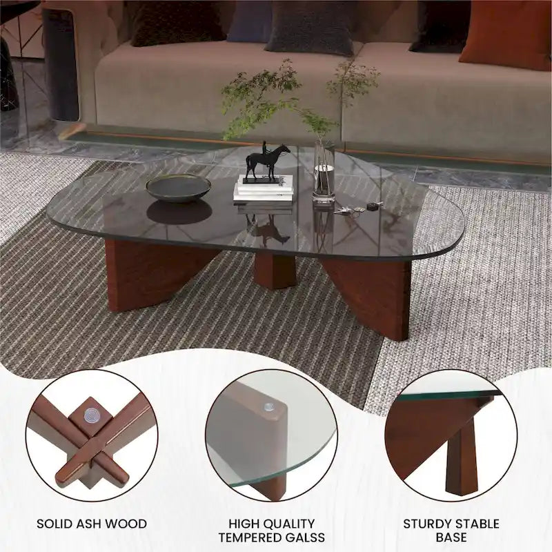 Table basse triangulaire d'appoint milieu de siècle moderne avec plateau en verre et base en bois pour salon